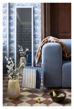 Broste Copenhagen Maggie Magasinholder - Mørkeblå 3 Broste Copenhagen Maggie Magasinholder - Mørkeblå -UNOLIVING Butikk broste copenhagen maggie magasinholder moerkeblaa magasinholdere BS00769 2 e007